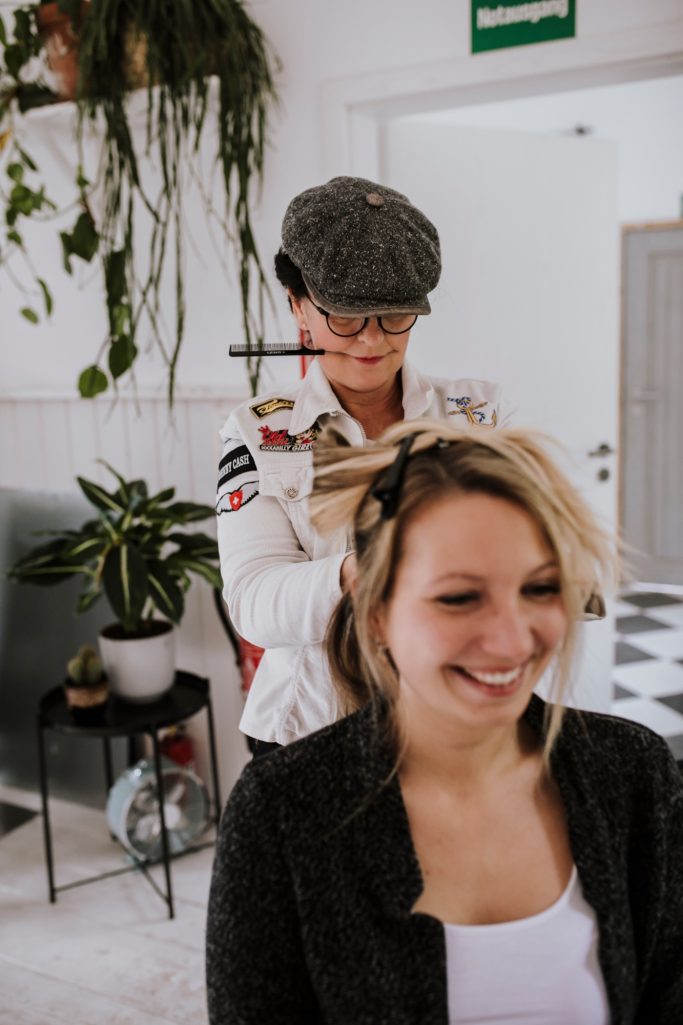 Brautstyling in Arbeit Make-up Artist arbeitet an Braut Styling Vorbereitung Hochzeit